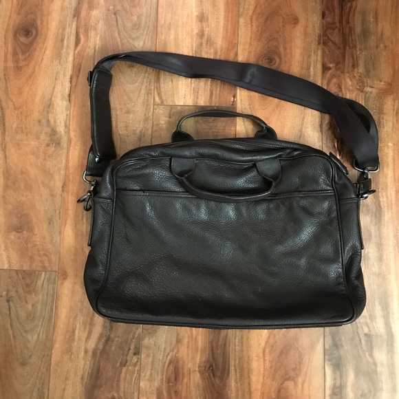 Banana Republic Other - Banana Republic 100% leather laptop bag crossbody